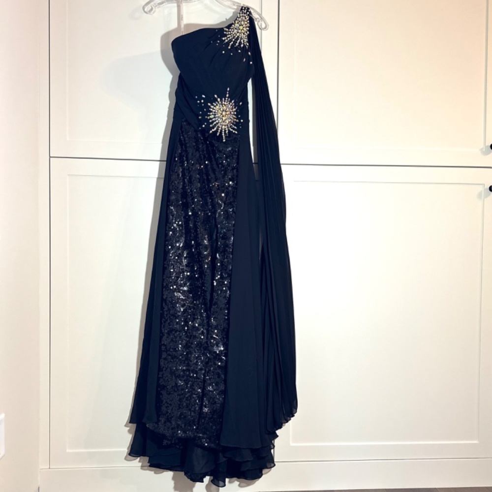 Tony Bowls Shoulder Sash Black Sparkly Maxi Evening dress; US women's size 6